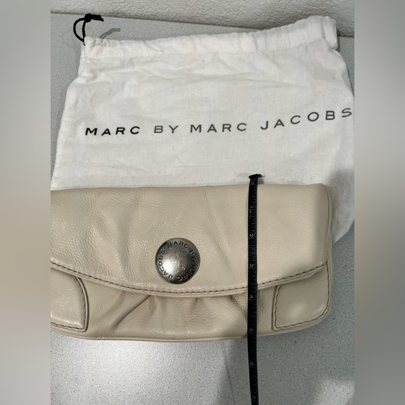 Marc Jacobs w/Dust Bag - Dual Compartment Leather Wristlet in Cream - Picture 6 of 9